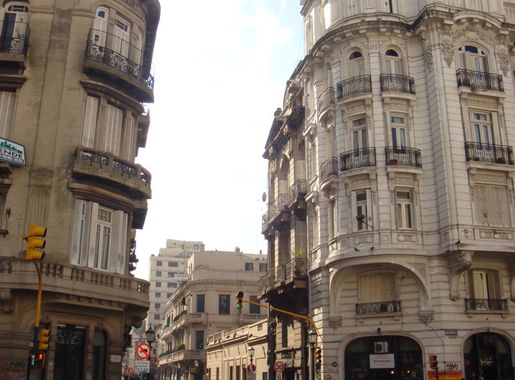 Archivo:Calle Defensa y la Avenida Independencia, San Telmo, Buenos Aires  (2).jpg - Wikipedia, la enciclopedia libre