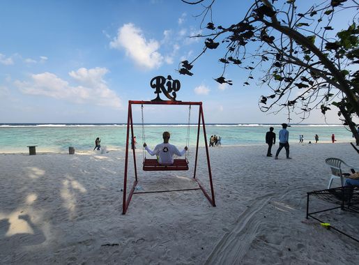 File:Swing Hulhumale Beach-Maldives-Andres Larin.jpg - Wikimedia Commons