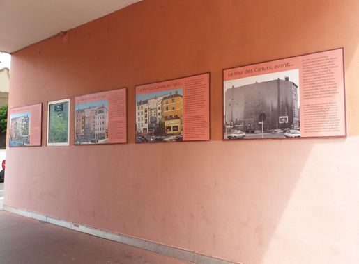 File:Lyon 4e - Traboule Cormier - Panneaux sur le Mur des Canuts.jpg -  Wikimedia Commons