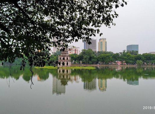 File:Hoan Kiem Lake photo.jpg - Wikimedia Commons