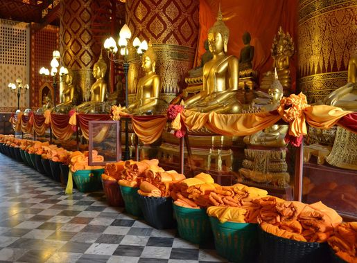 File:Ayutthaya Thailand Wat Phanan Choeng Golden Buddhas Statues.JPG -  Wikimedia Commons