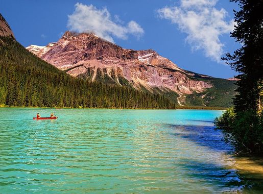 File:Emerald Lake is located in Yoho National Park, Alberta, Canada.jpg -  Wikimedia Commons