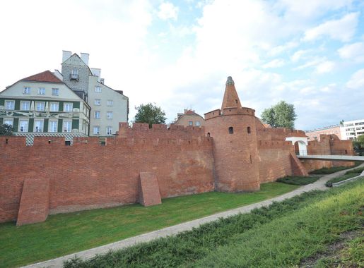 File:Warsaw Old Town surrounded by the old medieval defensive walls  (9629662853).jpg - Wikimedia Commons