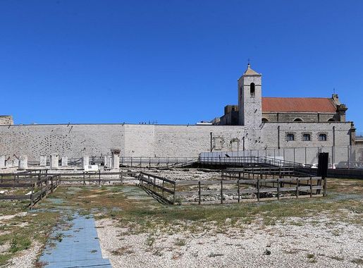 File:Bari, museo archeologico di santa scolastica, esterno 01.jpg -  Wikimedia Commons