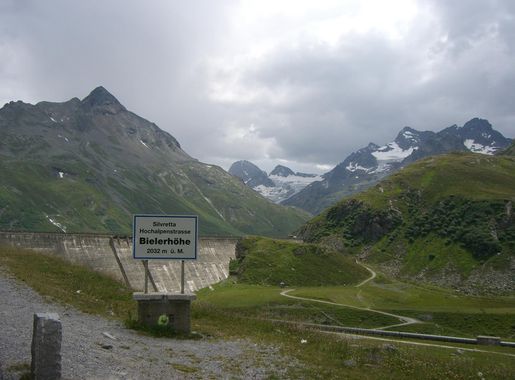 File:Bielerhöhe Schild.jpg - Wikimedia Commons