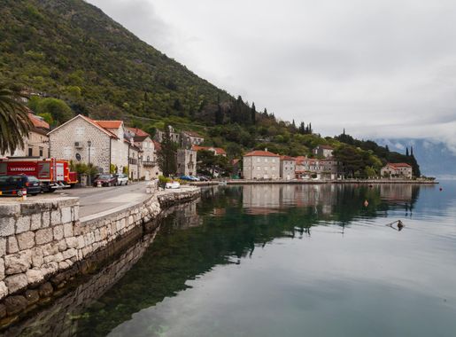 File:Perast, Bahía de Kotor, Montenegro, 2014-04-19, DD 33.JPG - Wikimedia  Commons
