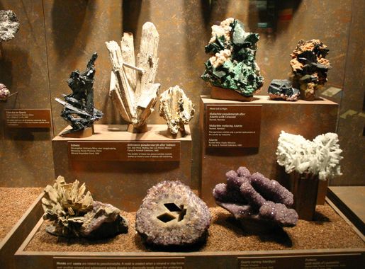 File:Bruce Museum 08 - Minerals Gallery.JPG - Wikimedia Commons