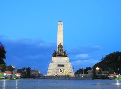 File:Rizal Monument at Dusk.jpg - Wikipedia
