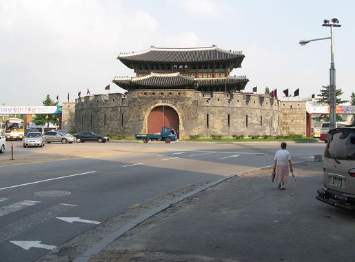 File:Suwon city wall north gate.jpg - Wikimedia Commons