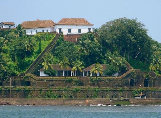 File:Reis Magos Fort - View from Mandovi River.JPG - Wikimedia Commons