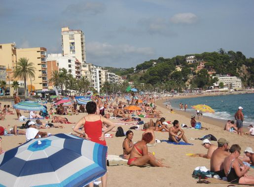File:Lloret de Mar beach, Costa Brava, Spain..JPG - Wikimedia Commons