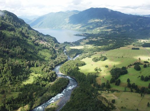 File:Río Llanquihue y lago Neltume.JPG - Wikimedia Commons