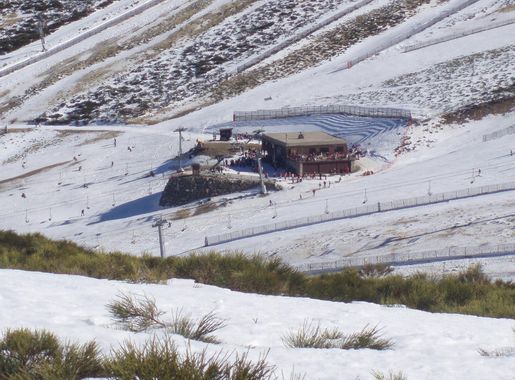 Archivo:Cafetería de Valdesquí.JPG - Wikipedia, la enciclopedia libre