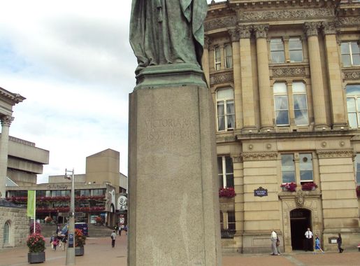 File:Queen Victoria Statue, Birmingham - DSC08759.JPG - Wikimedia Commons