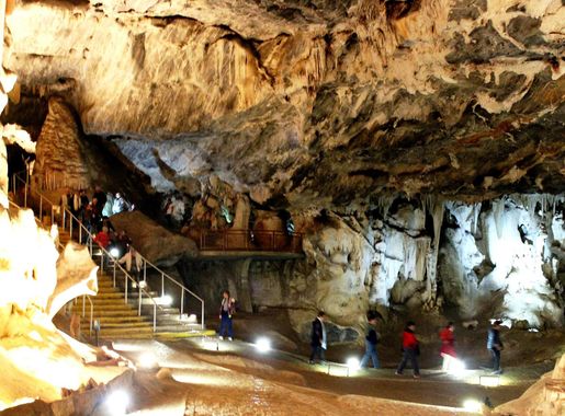 File:Cango Caves, Oudtshoorn, South Africa 4.JPG - Wikimedia Commons