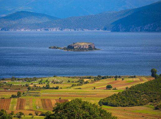 File:Liqeni Prespes. Ishulli Mali Gradit. Korce. Albania.jpg - Wikimedia  Commons