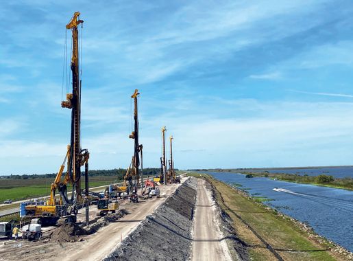 File:2021-03 BAUER Instandsetzung Herbert Hoover Dike USA.jpg - Wikimedia  Commons