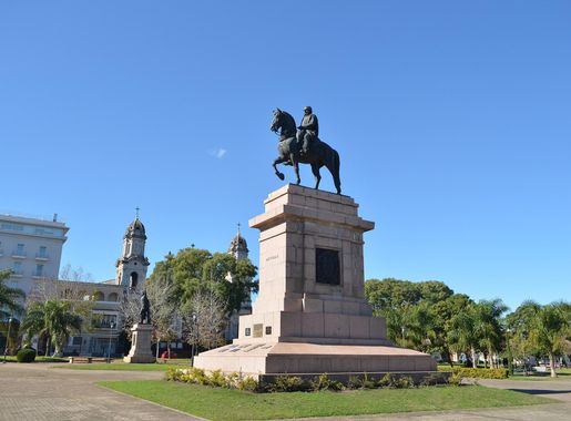 File:Plaza Artigas en Salto.JPG - Wikimedia Commons