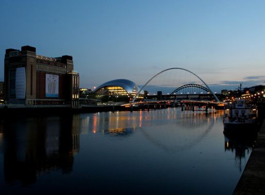 File:Millennium bridge and Baltic building at night (1160142349).jpg -  Wikimedia Commons