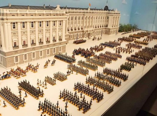 File:Miniatures of the troops of the queen Isabel II of Spain, Museo del  Ejército, Toledo - view from side and behind.JPG - Wikimedia Commons