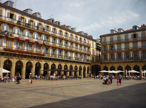 File:Plaza Constitución.jpg - Wikimedia Commons