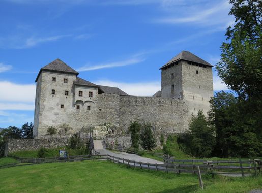 File:Burgruine Kaprun, Schloßstrasse 55, 5710 Kaprun.jpg - Wikimedia Commons