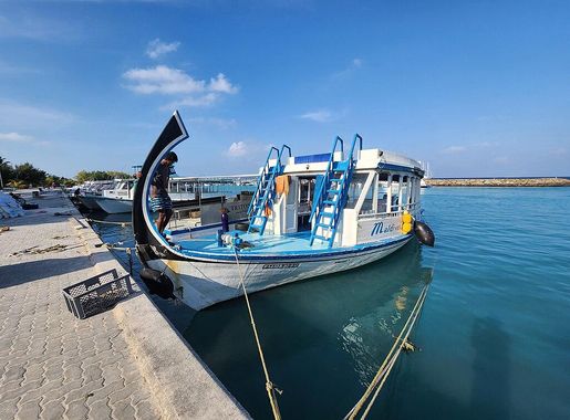 File:Dive Boat Maafushi-Maldives-Andres Larin.jpg - Wikimedia Commons