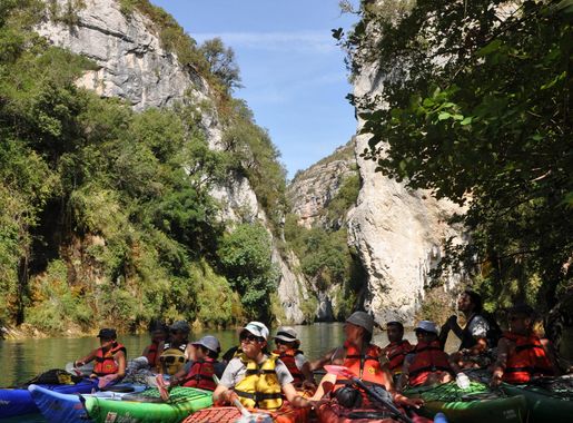 File:Gorges de Baudinard Randonnée en kayak dans les gorges.jpg - Wikimedia  Commons