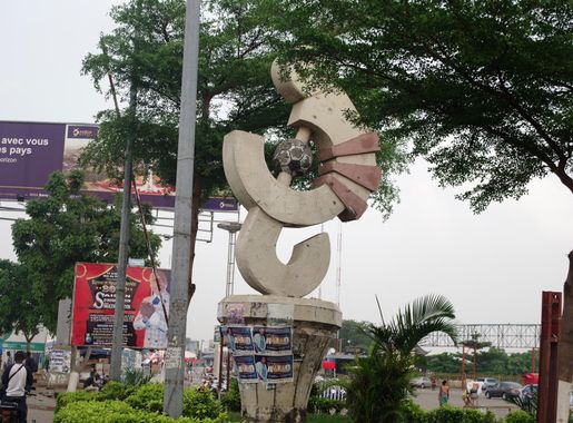 Fichier:Front of view Statue erected at the entrance of the stade de  l'amitié Général Mathieu Kérékou in Cotonou-Benin.jpg — Wikipédia