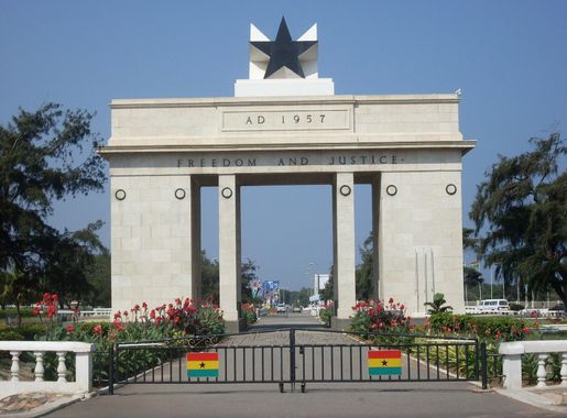 File:Independence Arch - Accra, Ghana1.jpg - Wikimedia Commons