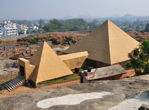 File:Pyramid-shaped Hall Gonda Hill - Ranchi 9281.JPG - Wikimedia Commons
