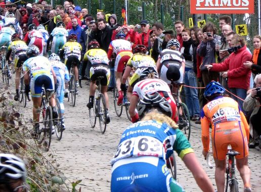 File:Muurgeraardsbergenrvvvrouwen.jpg - Wikimedia Commons