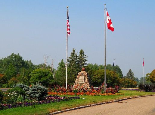 File:Entrance to the International Peace Garden, North Dakota-Manitoba  Border (42164833320).jpg - Wikimedia Commons