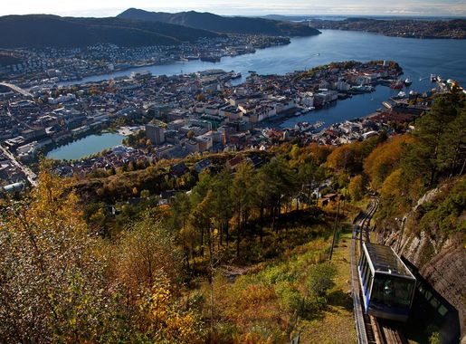 File:Fløybanen - Funicular.JPG - Wikimedia Commons