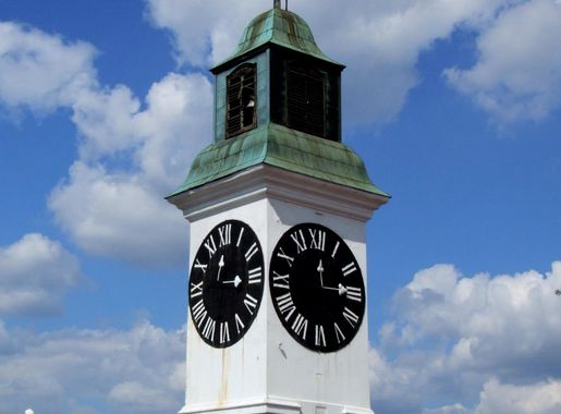 File:Petrovaradin Fortress (Petrovaradinska tvrđava, Péterváradi vár,  Peterwardein) by Pudelek 02 - clock tower.JPG - Wikimedia Commons