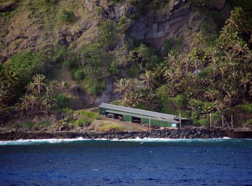 File:Pitcairn-anleger.jpg - Wikimedia Commons