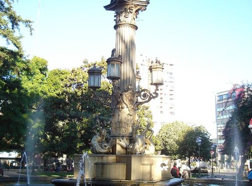 File:Pileta en la Plaza de la Independencia.JPG - Wikimedia Commons