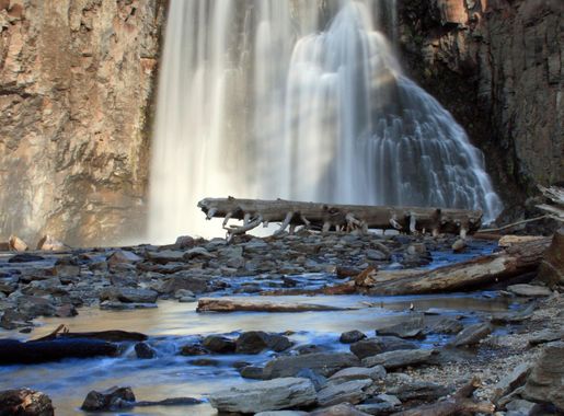 File:Rainbow Falls Devils Postpile.jpg - Wikimedia Commons