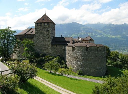 File:Vaduz-Schloss02.jpg - Wikipedia