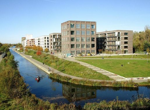 Datei:Neues Wohnquartier am Lindenauer Hafen.jpg – Wikipedia