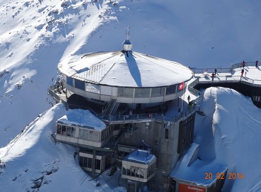 File:SCHILTHORN AND PIZ GLORIA REVOLVIONG RESTAURANT, LOCATION OF JAMES  BOND 007 - panoramio.jpg - Wikimedia Commons