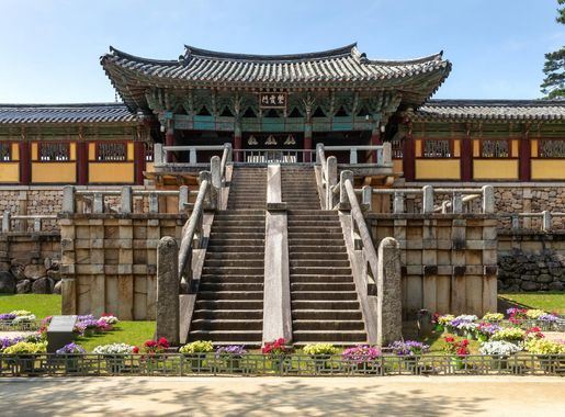 File:Bulguksa temple entrance gate stairs flower bed and blue sky in  Gyeongju South Korea.jpg - Wikimedia Commons