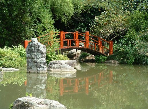 File:Japanese bridge in the Birmingham Botanical Gardens.jpg - Wikimedia  Commons