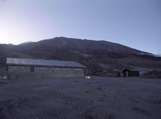 Bestand:Kilimanjaro Kibo Hut.jpg - Wikipedia