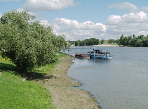 File:Dniester in Bender 04.JPG - Wikimedia Commons