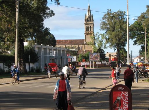 File:Antsirabe - rue principale01.JPG - Wikimedia Commons