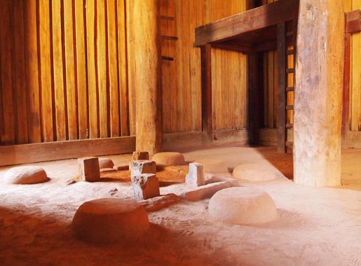 File:Interior of Reconstructed Mahitsielafanjaka palace at Rova of  Antananarivo Madagascar with hearth and bed.JPG - Wikimedia Commons