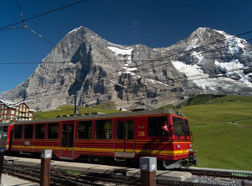 File:Jungfraubahn train at the Kleine Scheidegg railway station.jpg -  Wikimedia Commons