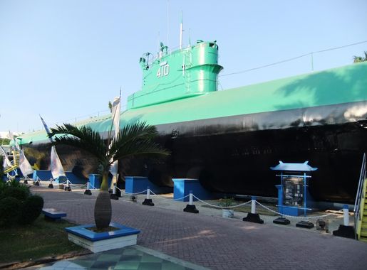 File:Submarine Monument Surabaya 1.JPG - Wikimedia Commons