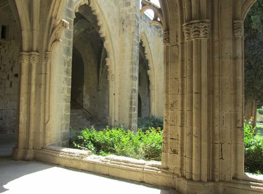 File:Columns Bellapais Abbey, Bellapais, Kyrenia, Cyprus. Июнь 2012 -  panoramio.jpg - Wikimedia Commons